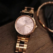 Daniel Wellington Iconic Donna Pink Dial Rose Gold Steel Strap Watch For Women - DW00100331